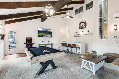 Spacious 7BR Getaway Golf View Waterpark in Sunriver, United States