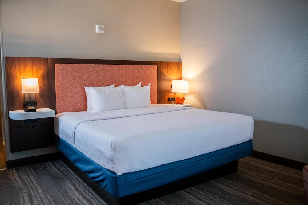 Hampton Inn Gonzales - photo 13