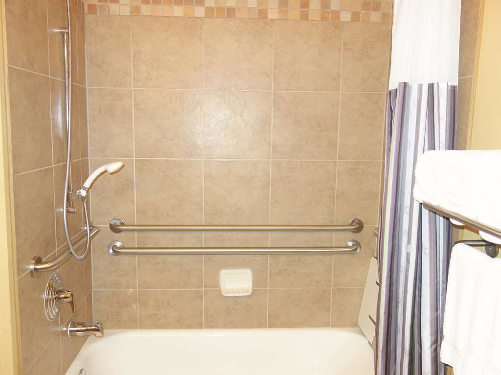 La Quinta Inn & Suites by Wyndham Eastland - photo 12