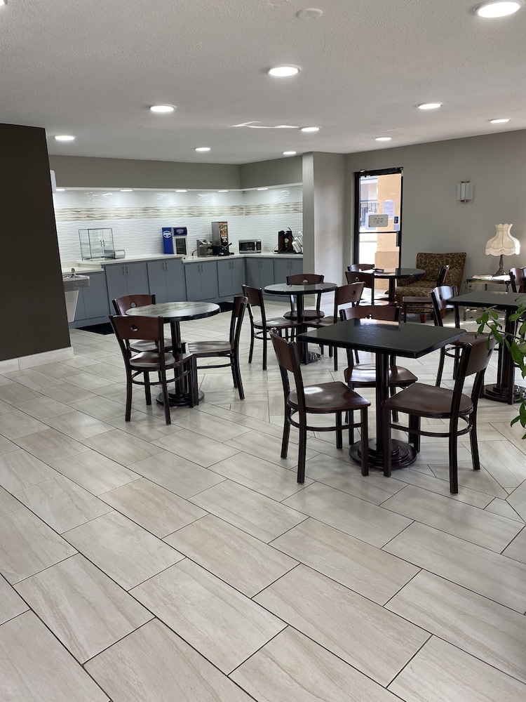 Mockingbird Inn & Suites - photo 32