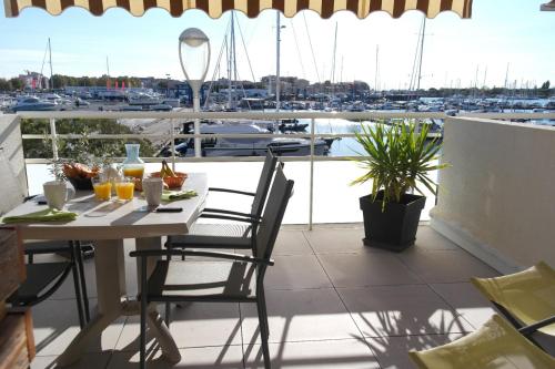 Studio Cabine Avec Terrasse Vue Sur Le Port Entre Plage Et Port Avec Parking in Cap Dagde, France