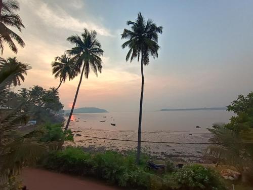 GS Home on the Bay Super Sea & Garden view Glass studio apartment — 4-Star Luxury Hotel in Vagator, India