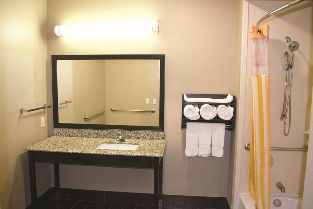 La Quinta Inn & Suites by Wyndham Pearsall - photo 15