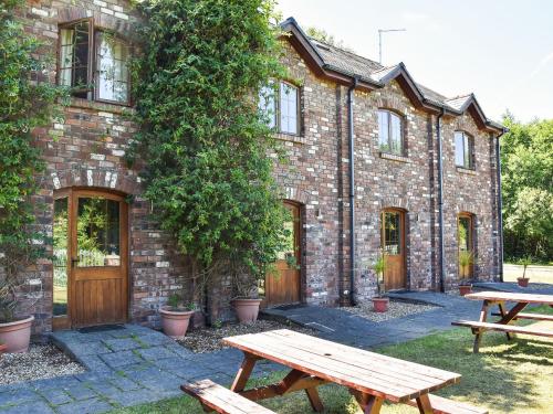 Lily Cottage Uk40101 — 4-Star Luxury Hotel in Swansea, United Kingdom