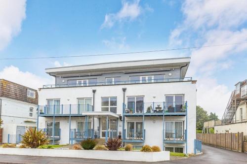 Blue Waters 5 By Bournecoast A Stylish Flat With Balconies Near The Sandy Beaches Fm9625 — 4-Star Luxury Hotel in Bournemouth, United Kingdom