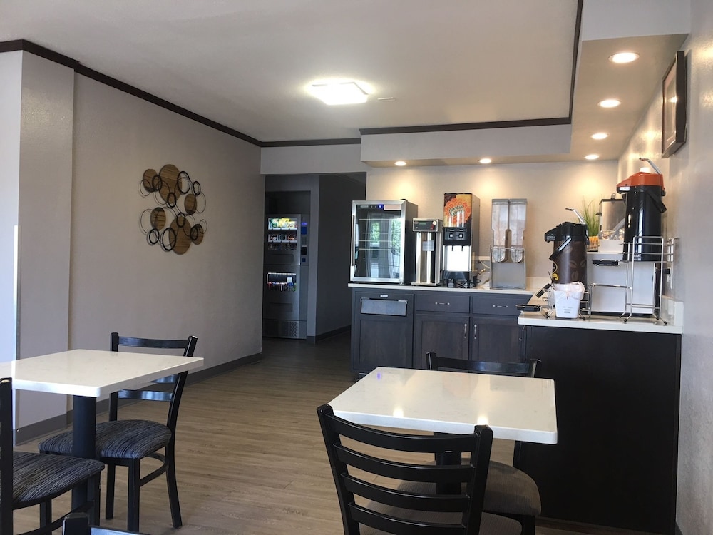 Super 8 by Wyndham Neosho - photo 22