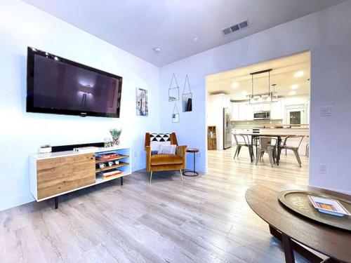 King Bed Private Yard Driveway Parking in Sacramento, United States