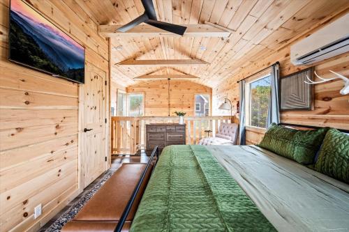 CUTE Modern Mountain Cabin with Hot Tub Pack & Play Indoor Fireplace Game Area 15 Min from Dollywood Restaurants Groceries Parkway — 4-Star Luxury Hotel in Sevierville, United States