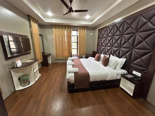 Fair Mount Airport Road Humhama Srinagar in Srinagar, India