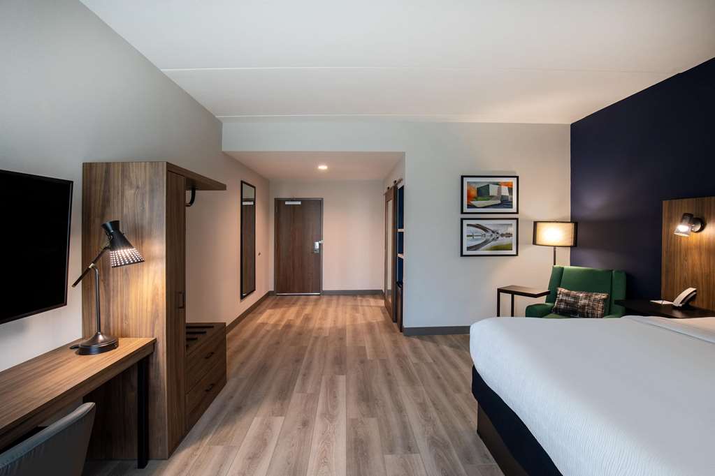 La Quinta Inn & Suites by Wyndham Chattanooga Downtown South - photo 14
