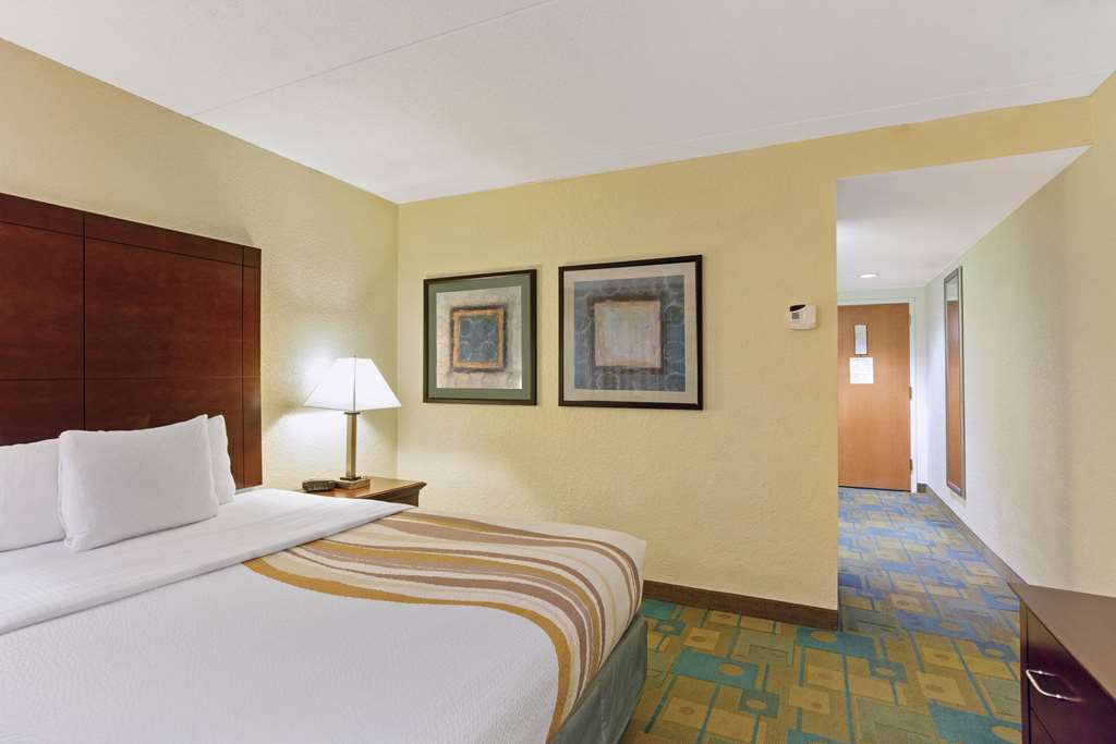 La Quinta Inn & Suites by Wyndham Boston Somerville - photo 30