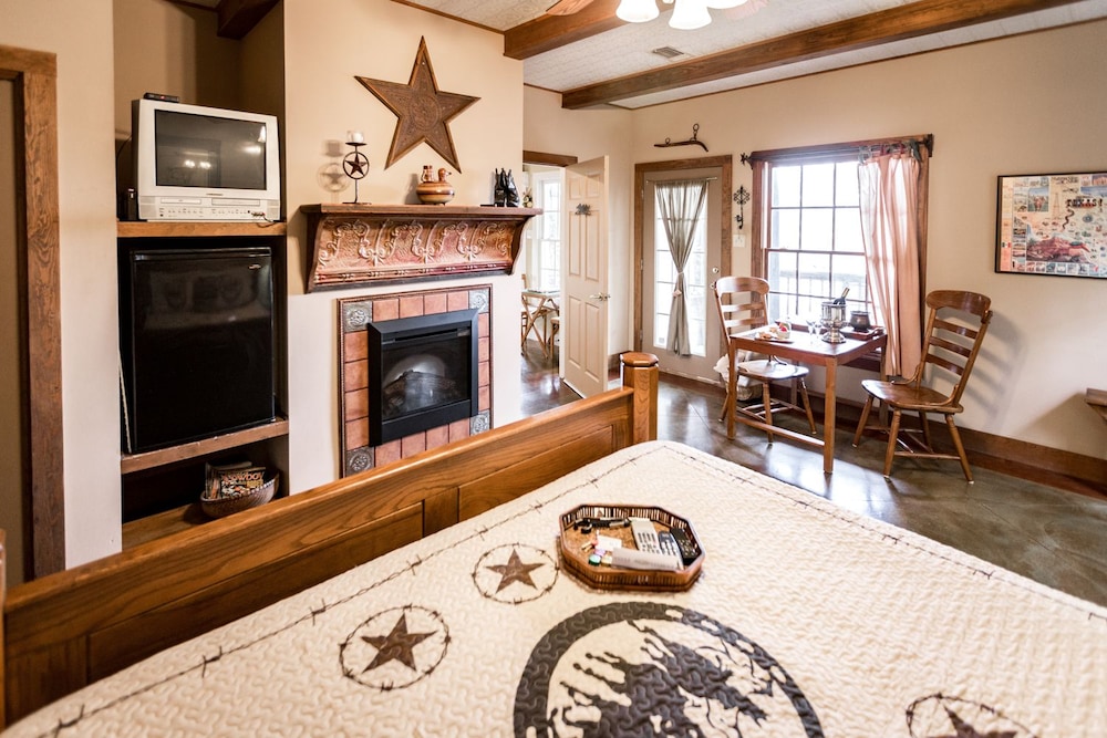 Equinox Inn at Canyon Lake - photo 4