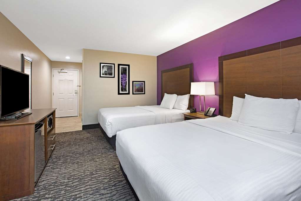La Quinta Inn & Suites by Wyndham Visalia Sequoia Gateway - photo 42