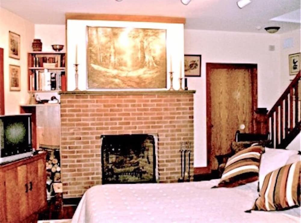 Whistler's Inn Bed & Breakfast - photo 15