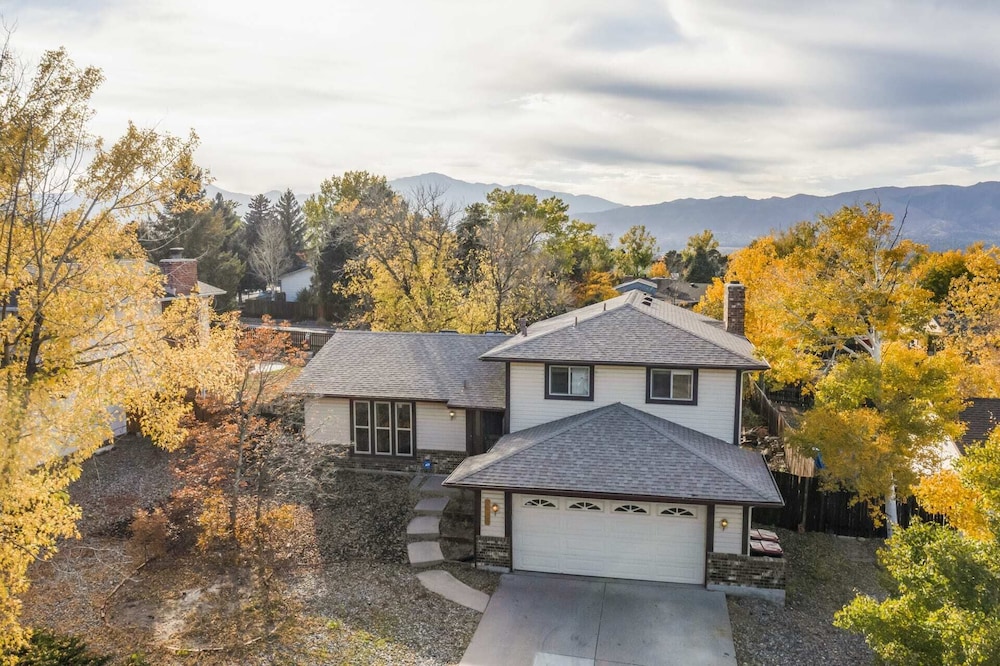 4BR Central Location & Near Parks in Colorado Springs, United States