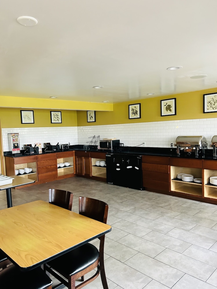 Country Inn & Suites by Radisson Delta Park North Portland - photo 35