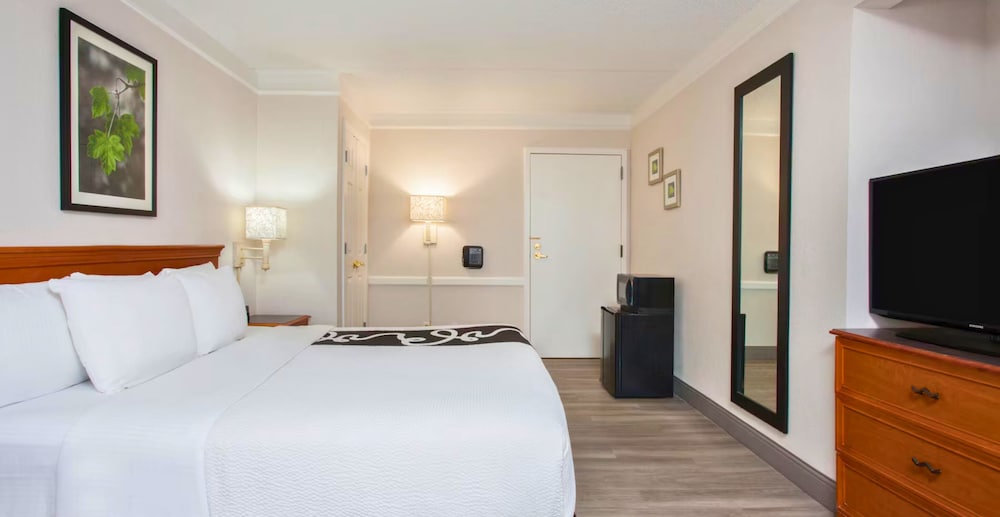 Baymont by Wyndham Fort Myers Central - photo 4