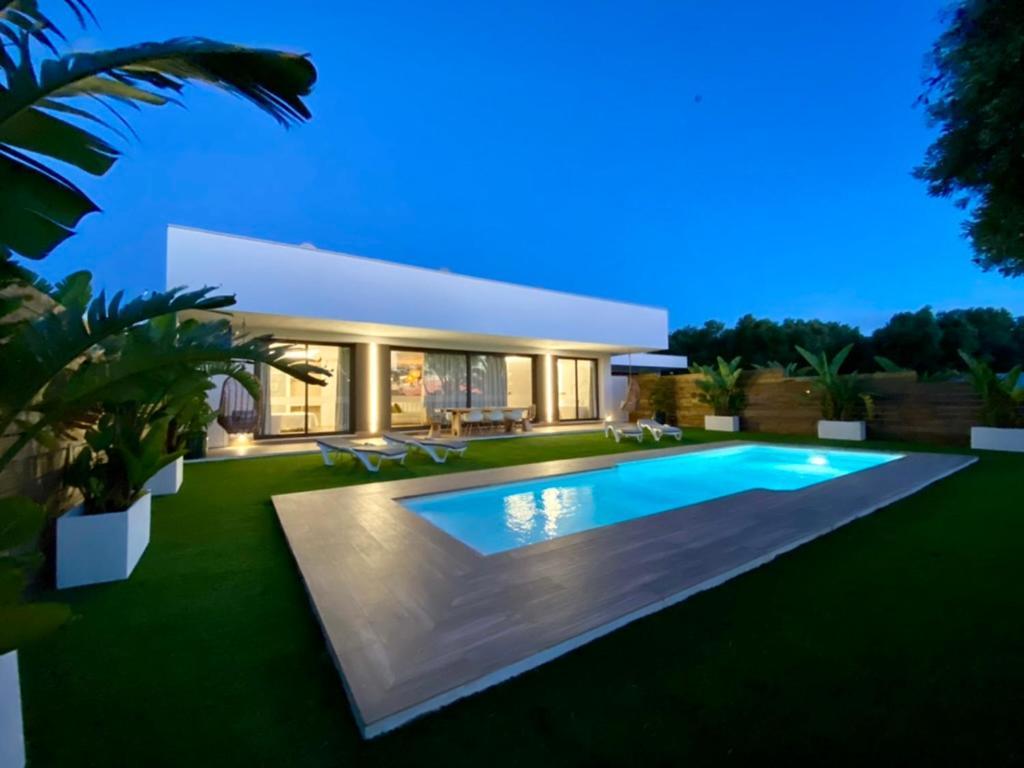 Vista Lago Ville — 4-Star Luxury Hotel in Chiclana De La Frontera, Spain