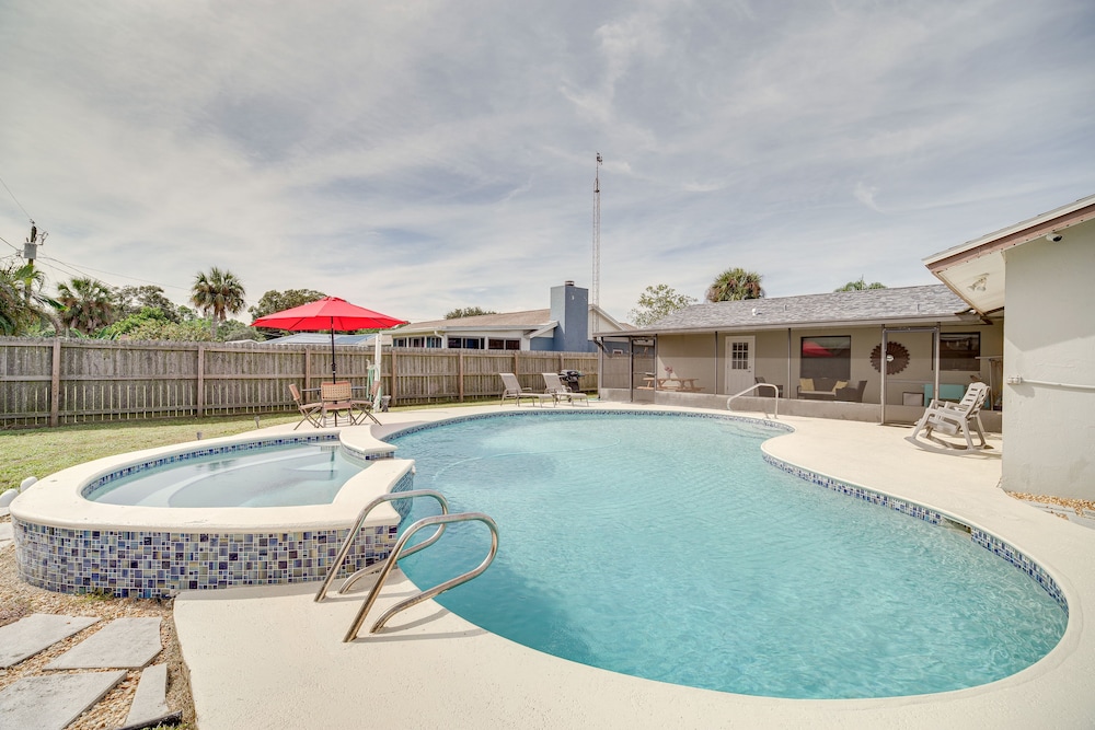 'space Coast' Getaway w Outdoor Pool & Spa — hotel in Palm Bay