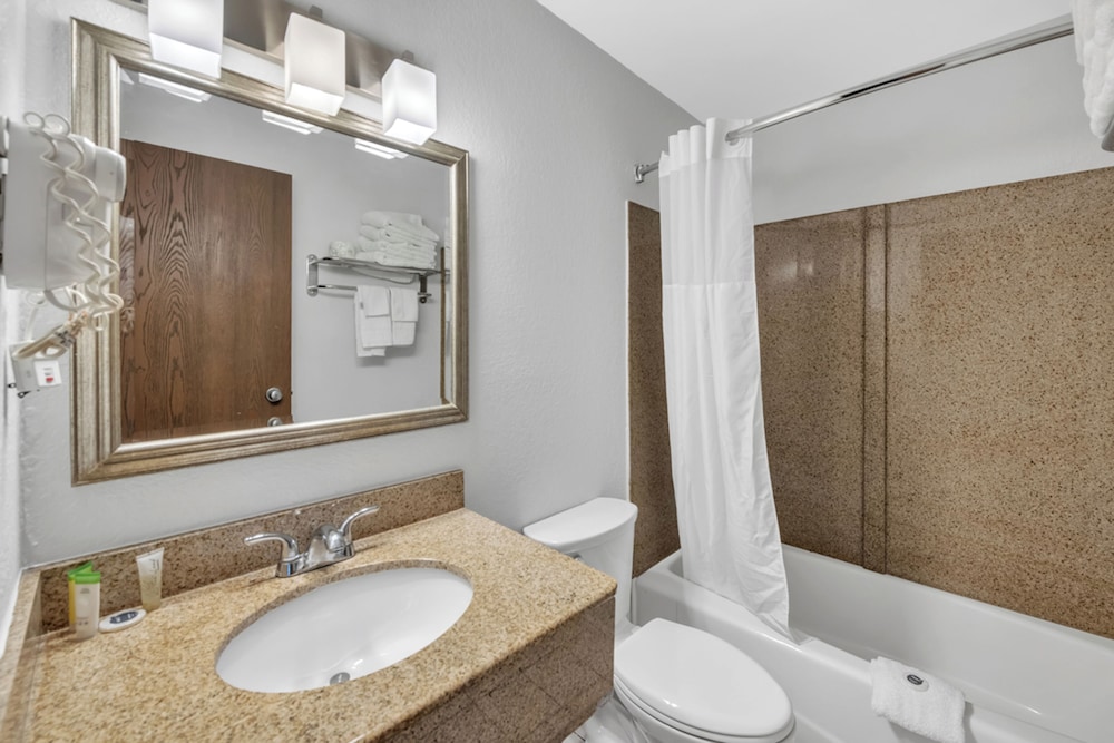 City Center Inn by OYO I 64 Newport News - photo 24