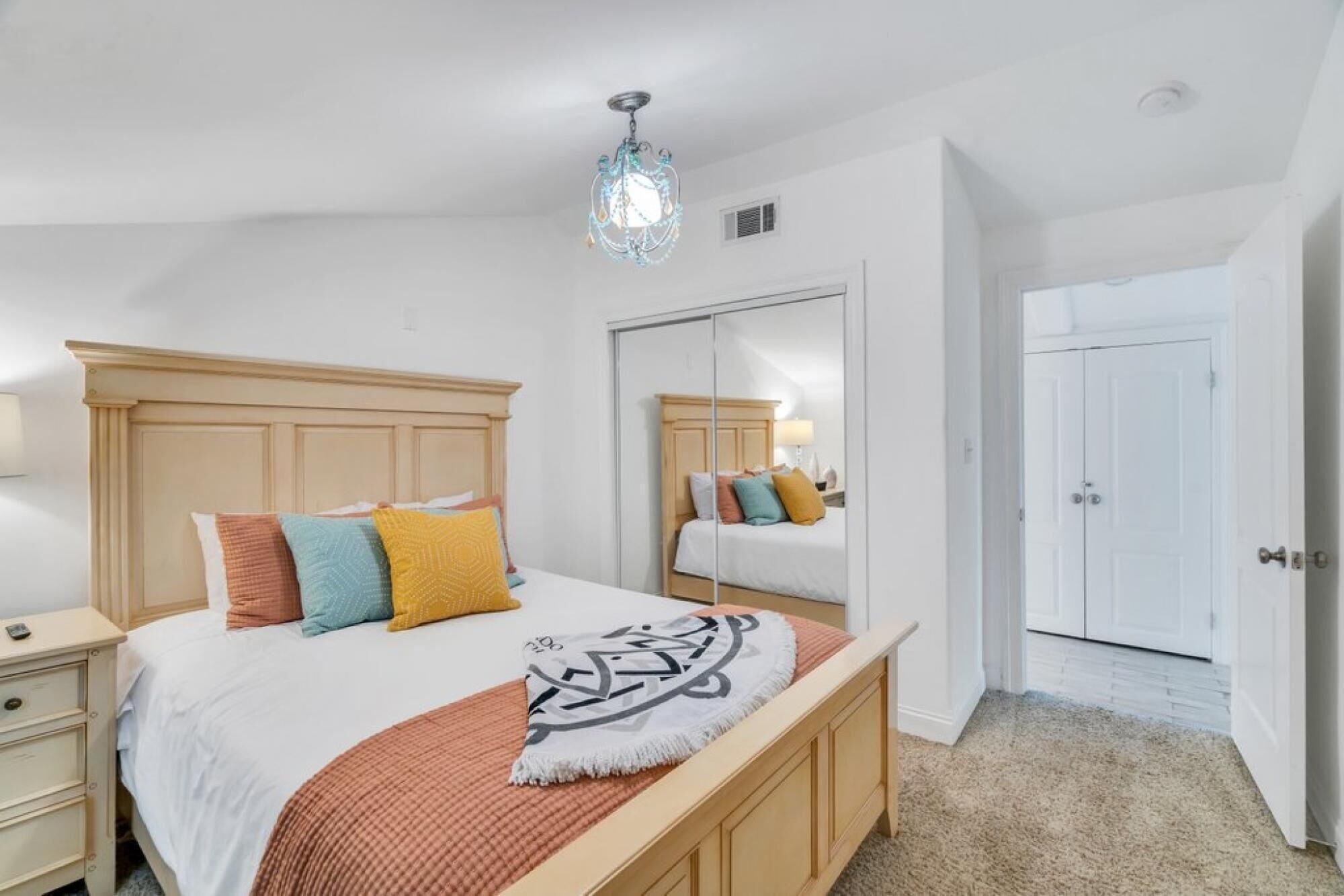 Lakefront 3BR w Balconies Near French Qtr — 4-Star Luxury Hotel in New Orleans, United States