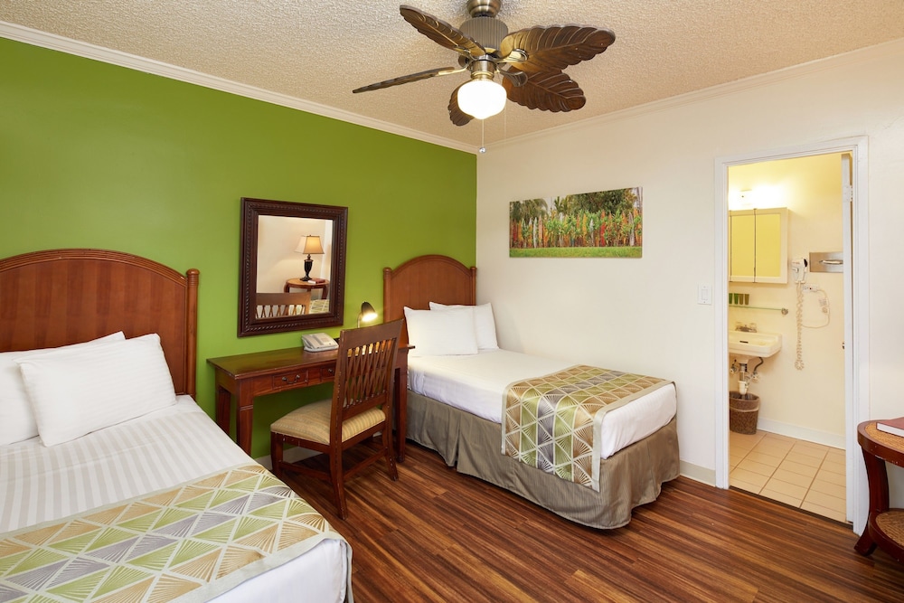Pacific Marina Inn Airport Hotel - photo 8