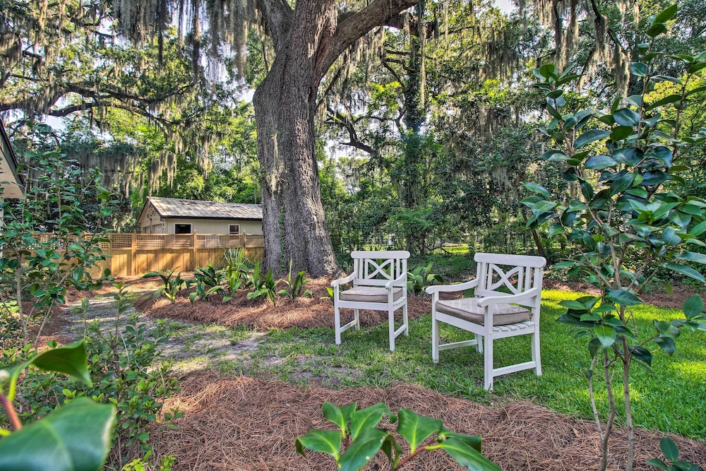 Elegant Savannah Hideaway with Private Garden — 4-Star Luxury Hotel in Savannah, United States