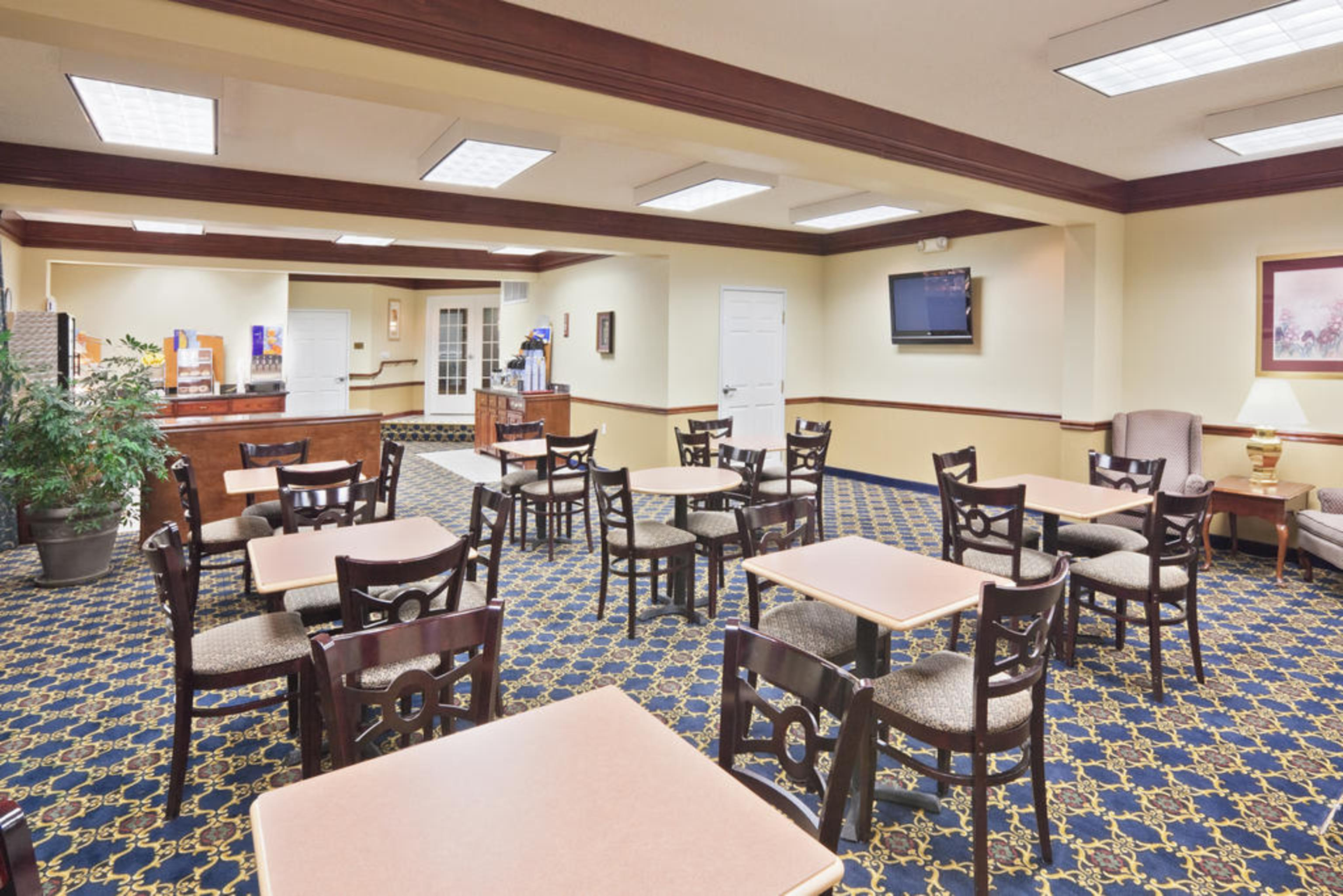 Days Inn & Suites by Wyndham Tahlequah - photo 12