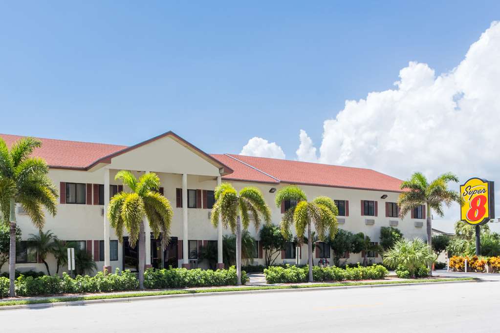 Super 8 by Wyndham Pompano Beach — hotel in Pompano Beach