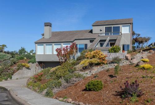 Bodega Bay Sonoma Coast Ocean Views 3 Bedroom Home — 4-Star Luxury Hotel in Bodega Bay, United States