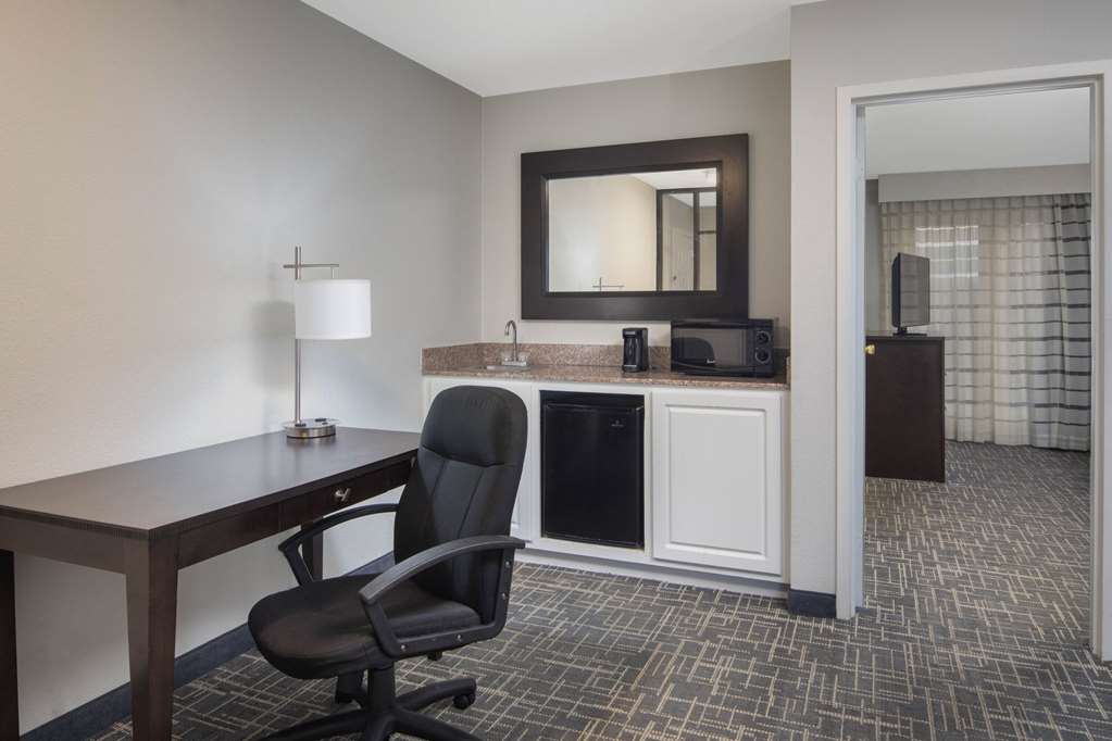 La Quinta Inn & Suites by Wyndham Atlanta Airport South - photo 21