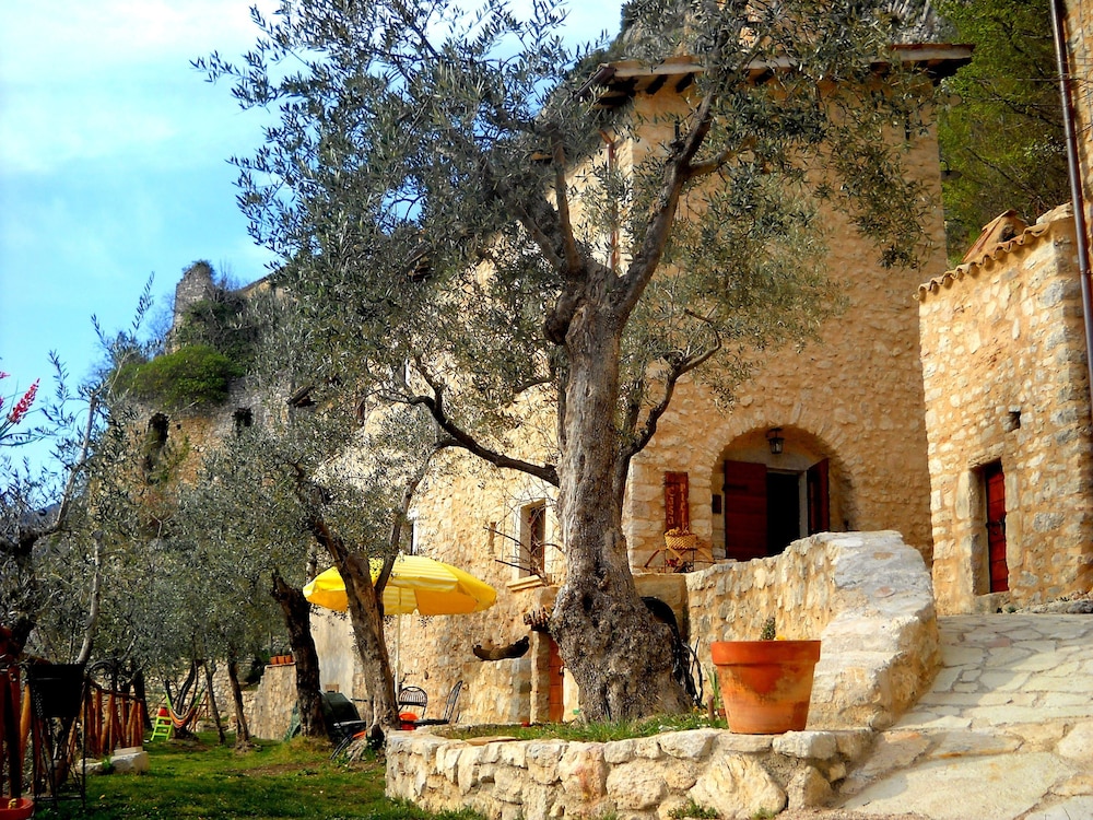 Guesthouse Runcini — 4-Star Luxury Hotel in Ferentillo, Italy