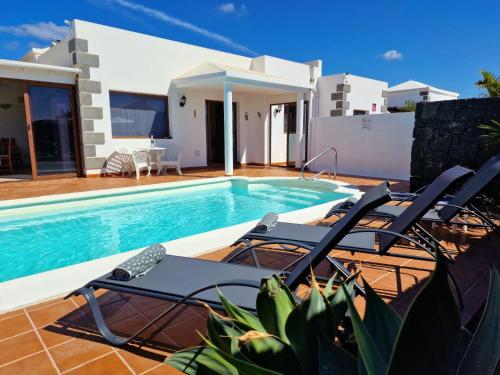 Villa Lagarto heated pool aircon central Playa Blanca — 4-Star Luxury Hotel in Playa Blanca, Spain