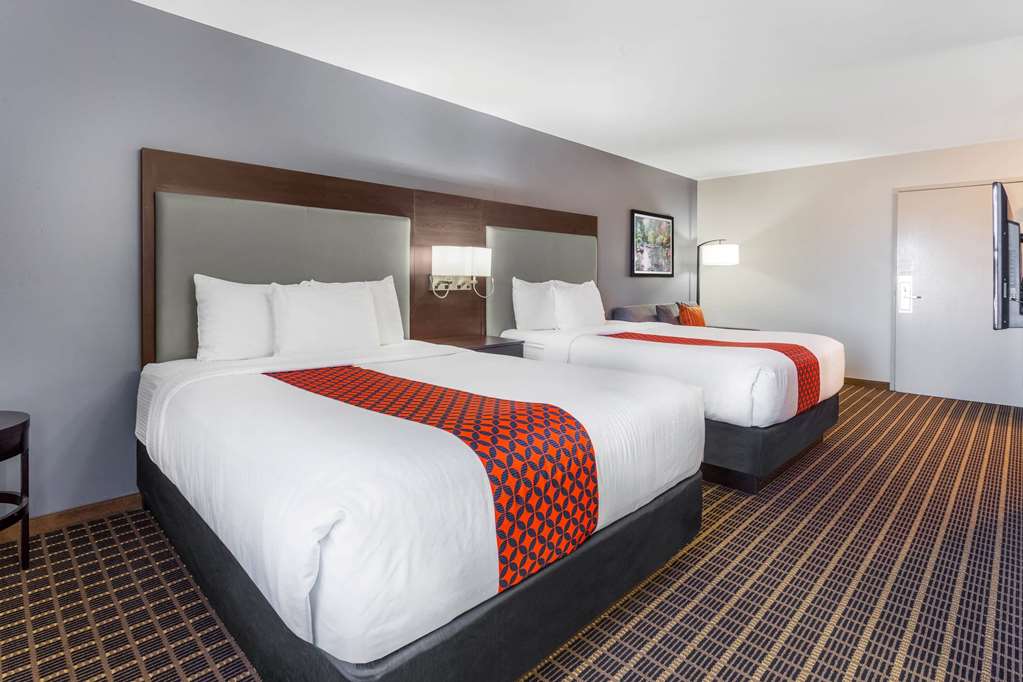La Quinta Inn & Suites by Wyndham Rockford - photo 20
