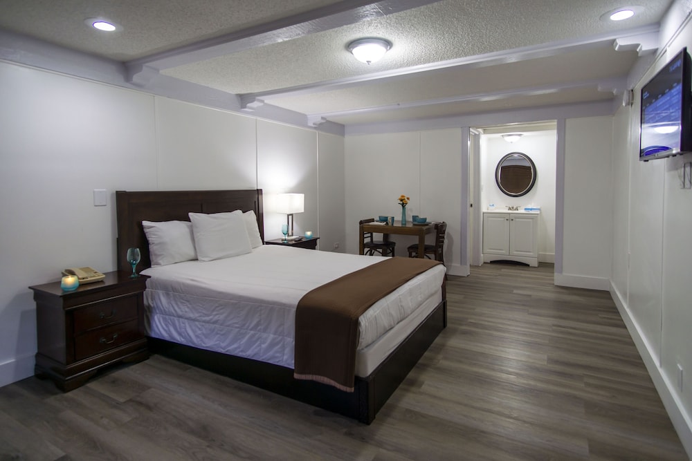Spinnaker Inn of Naples - photo 8