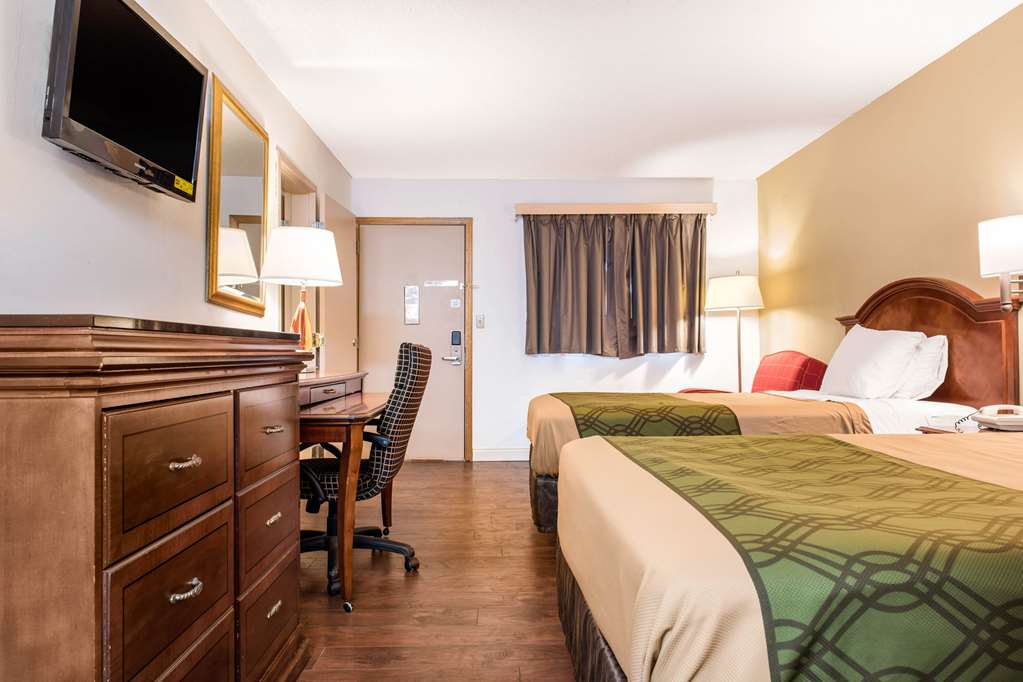 Econo Lodge Holland Toledo - photo 16