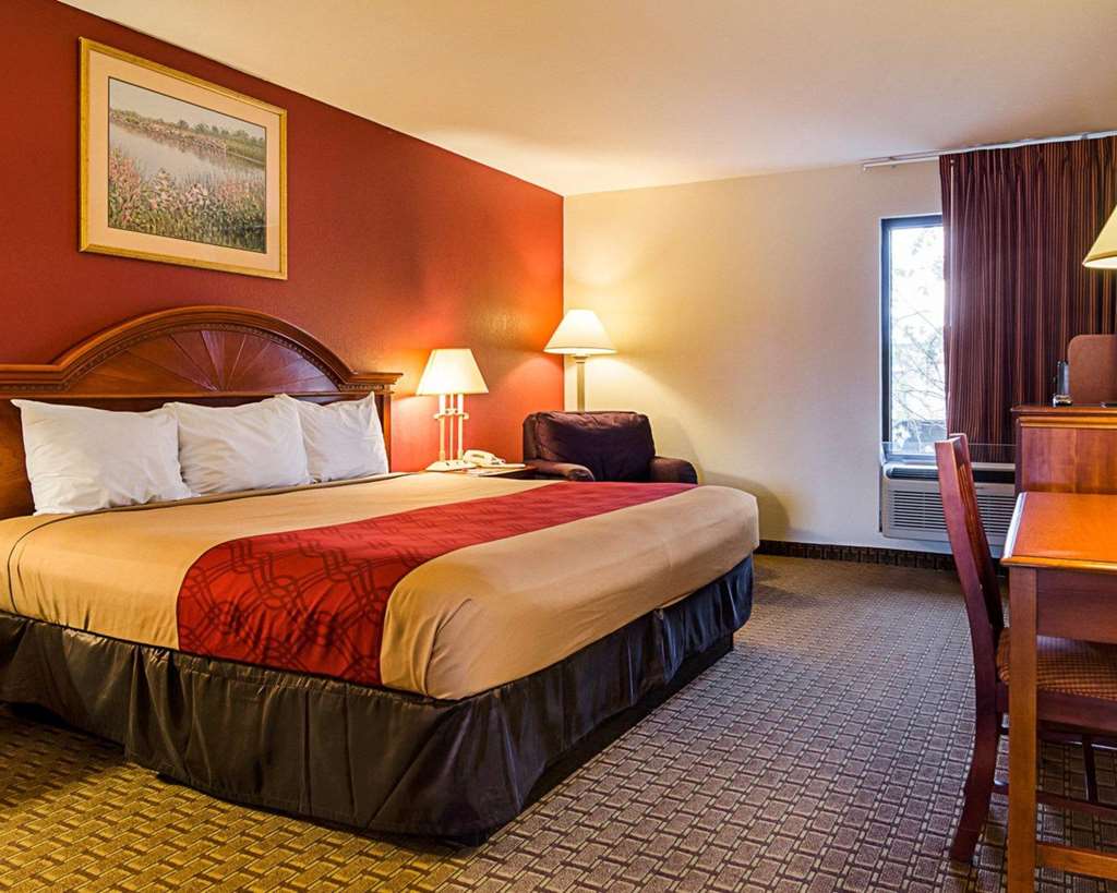 Econo Lodge Richmond North - photo 12