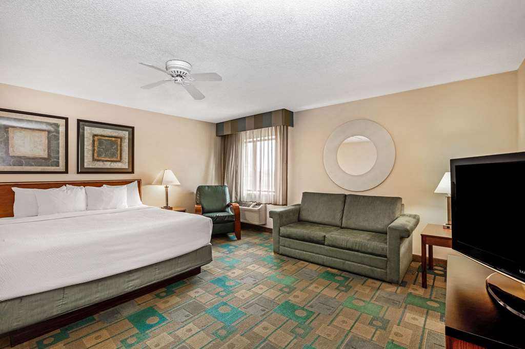 La Quinta Inn & Suites by Wyndham Des Moines West Clive - photo 72