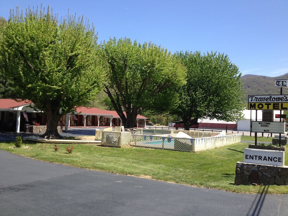 Travelowe's Motel - photo 2