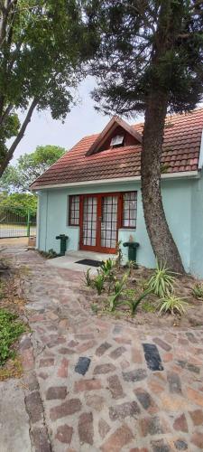 Cozy Cottage 500m From the Beach