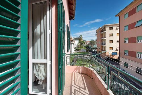 Bilocale Cilea con balcone — 4-Star Luxury Hotel in Varazze, Italy