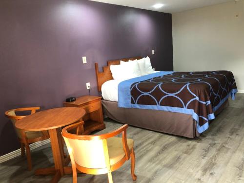 Diboll Inn & Suites - photo 7