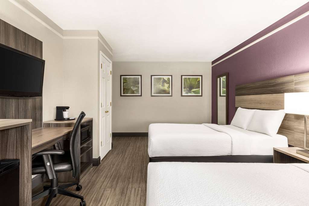 La Quinta Inn by Wyndham San Antonio Lackland - photo 36