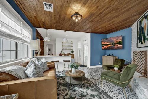 Wine Down House Fire Pit & Walk to Main St — 4-Star Luxury Hotel in Fredericksburg, United States