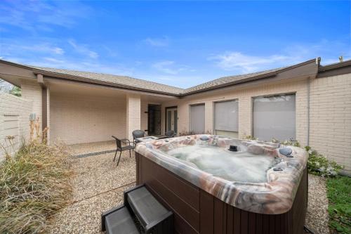 Nr Galleria & Med Center Hot Tub Games WiFi in Houston, United States