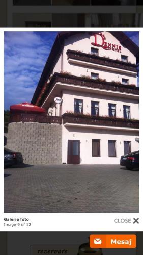 Hotel Dennis — Medias