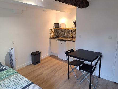 Budgetbnb Studio Centre Ancien in Hyeres, France