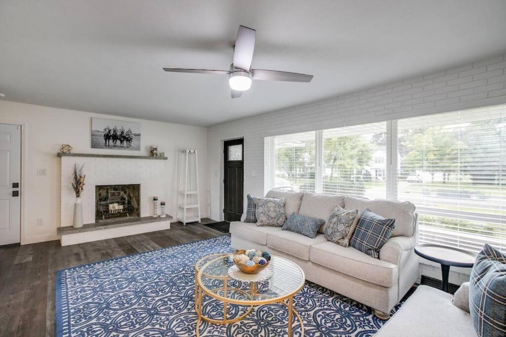 Beautifully Renovated Home Corner of ND and Angela — 4-Star Luxury Hotel in South Bend, United States
