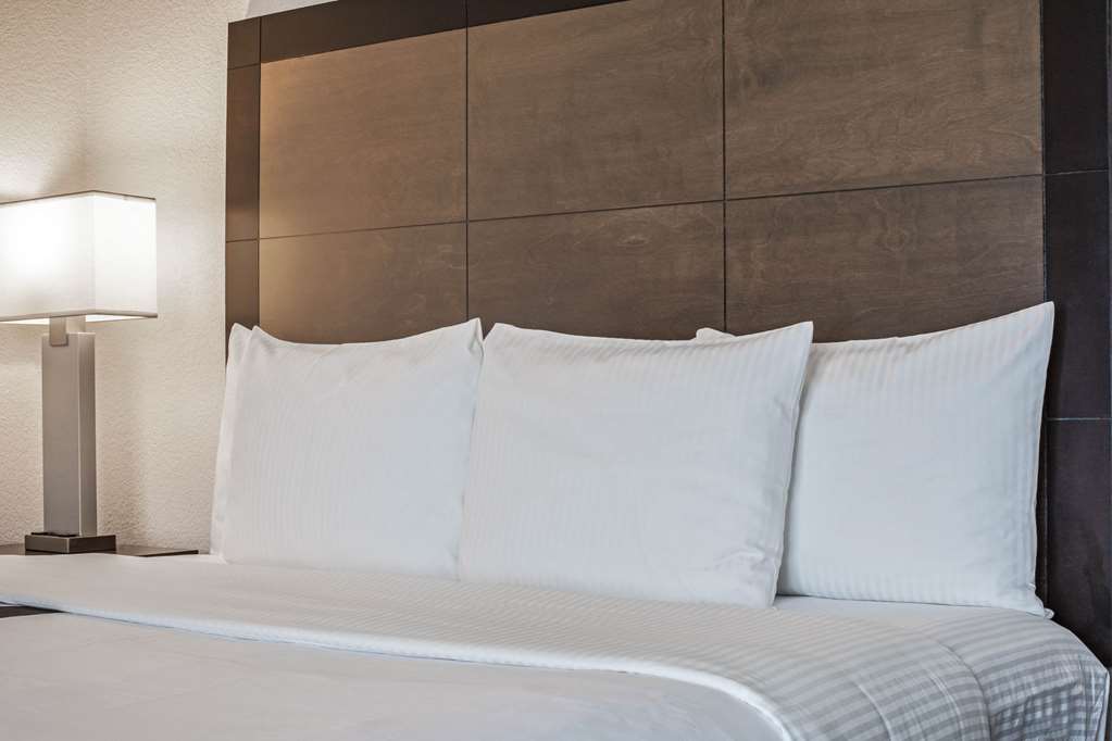 La Quinta Inn & Suites by Wyndham Miami Airport West - photo 16