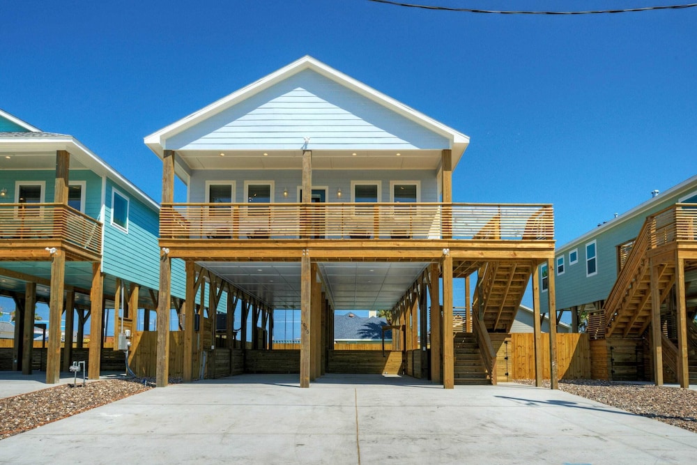 Coastal Retreat w Pool Firepit BBQ Outdoor TV Lounge Deja Blue by Avantstay in Port Aransas, United States